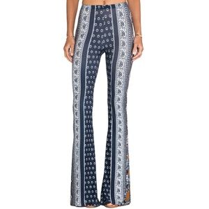 Novella Royale Janis Bells -Navy Daisy Paisley